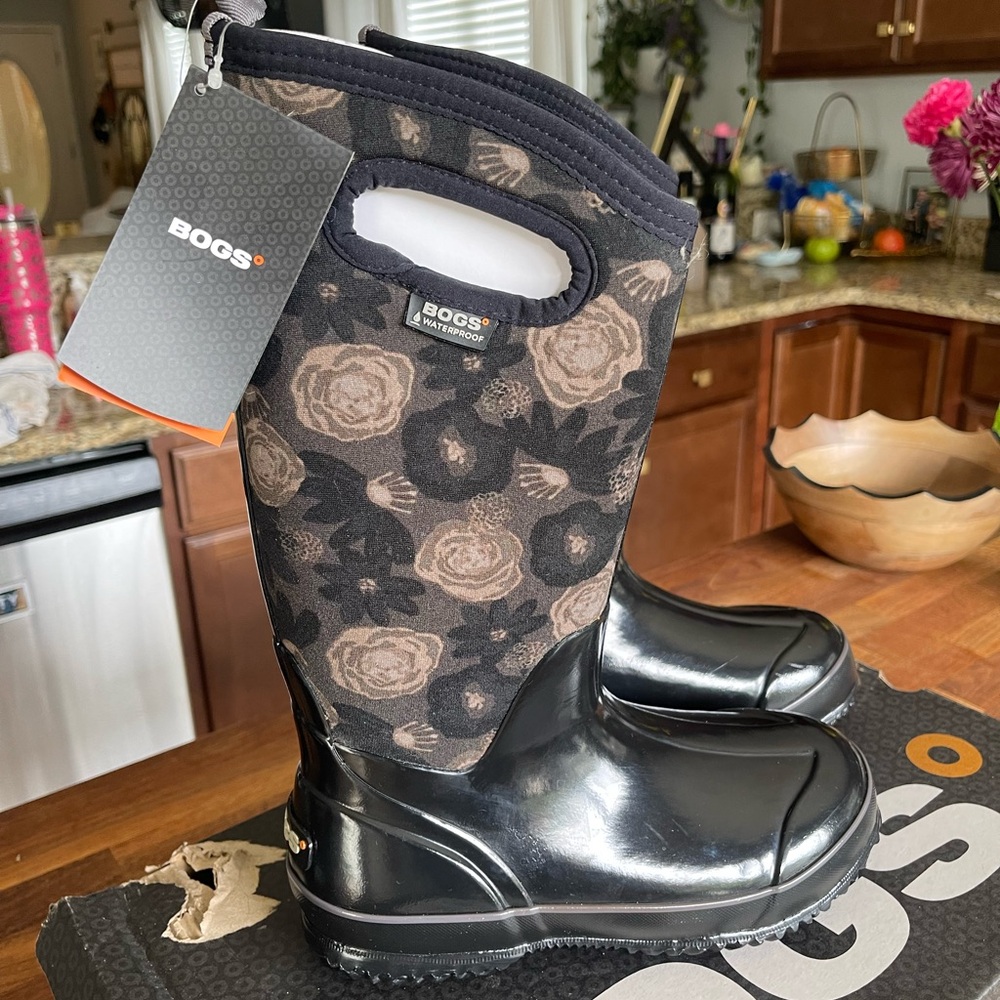 Women’s size 6 Bogs brand new stylish & never worn!